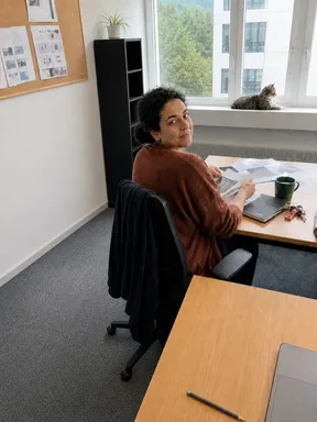 Am Schreibtisch, die Bürokatze auf der Fensterbank