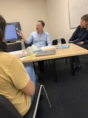 Drei Personen in einer Besprechung